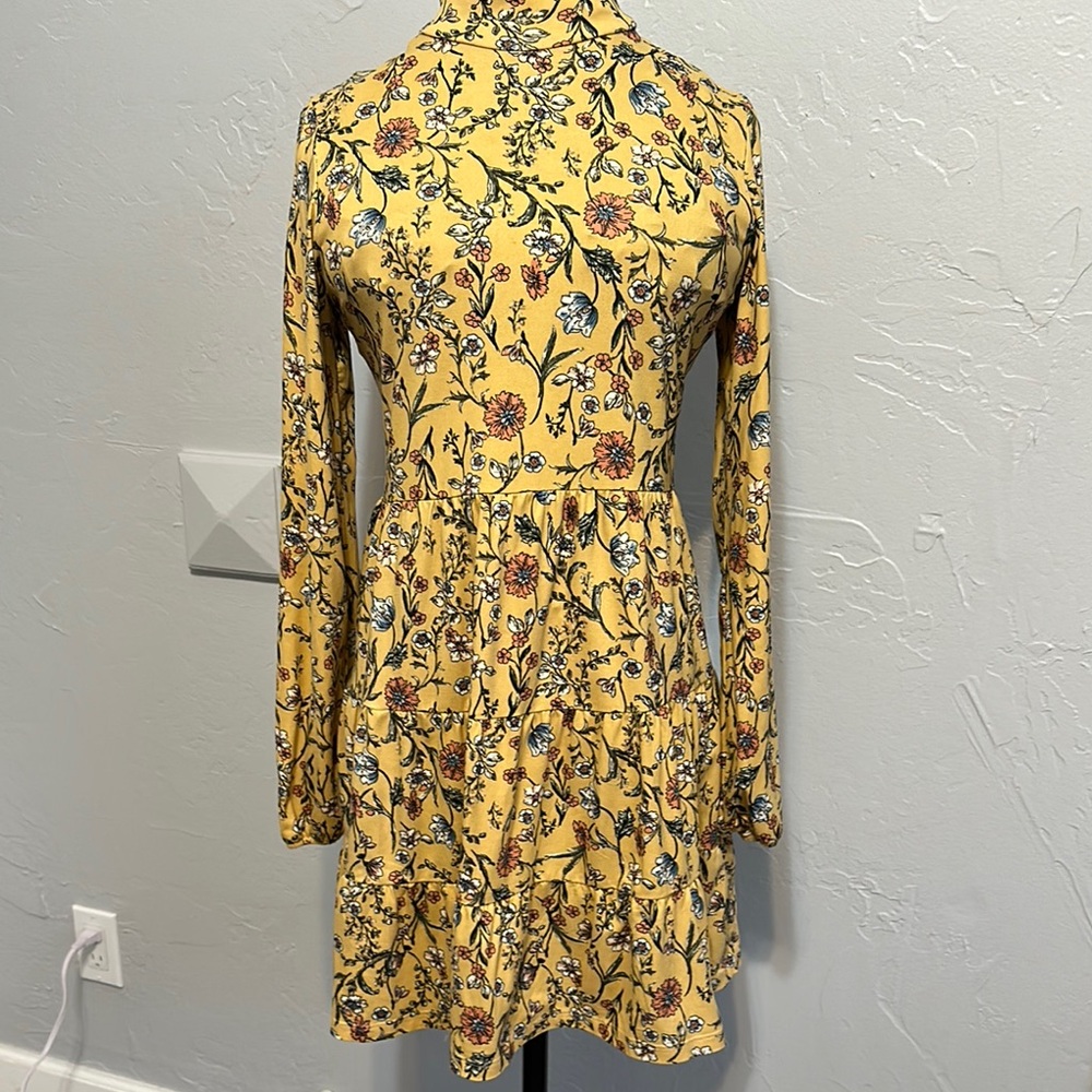 Good Luck Gem Size Medium cotton Floral Yellow Dress. Stretch wrists.